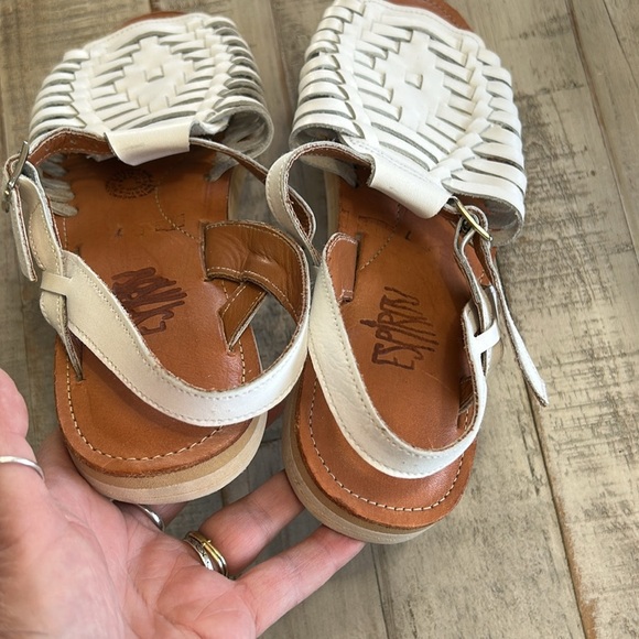 ESPIRITU HUARACHE LEATHER BUCKLE UP WHITE SANDAL SIZE 8 - Picture 10 of 10